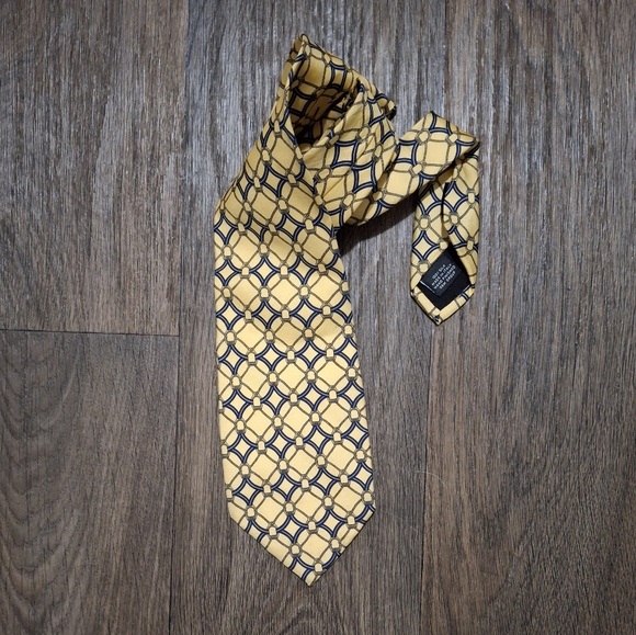 Vintage Gucci Made in Italy 100% Silk Designer Tie. - Picture 12 of 15